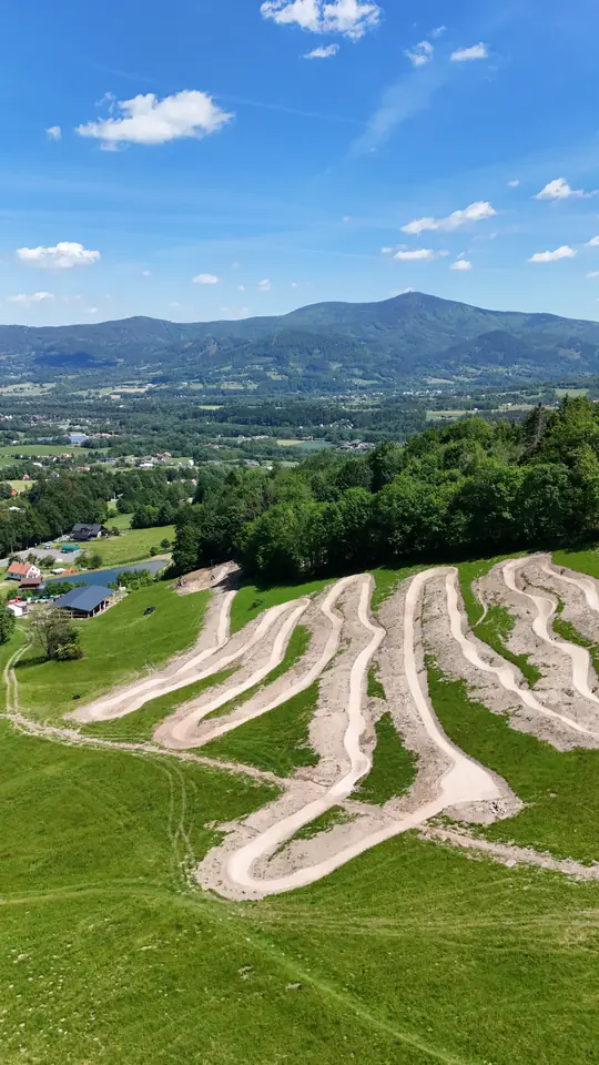 Letecký pohled na bikepark Opálená a panorama Beskyd