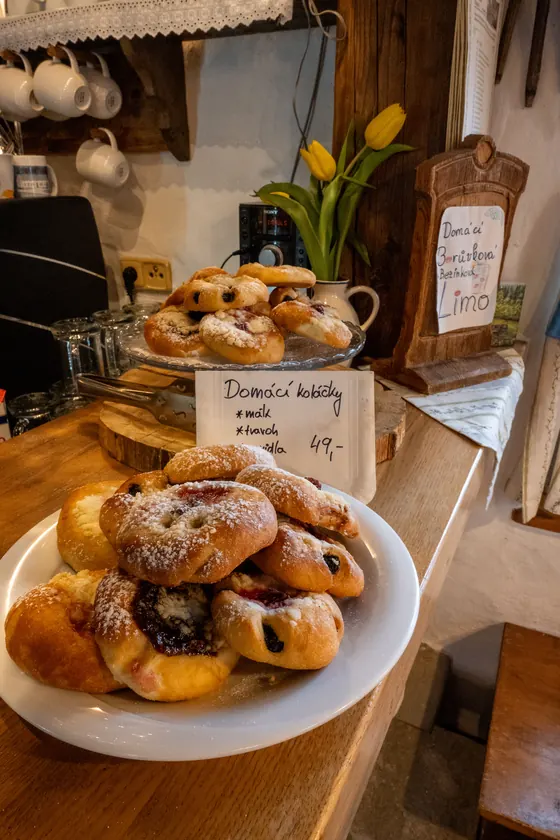 Domácí koláčky na pultu restaurace Čeladná