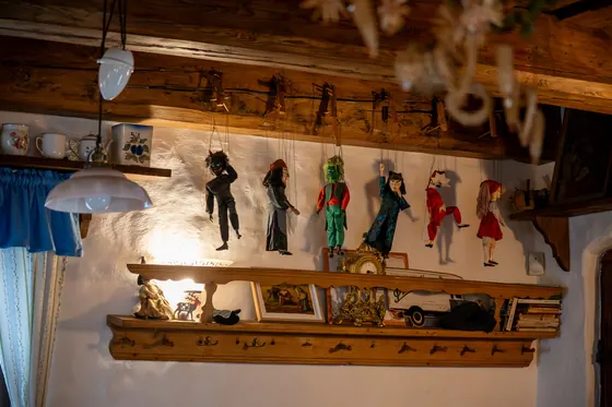 Detail interiéru restaurace Čeladná s marionetami na stěně