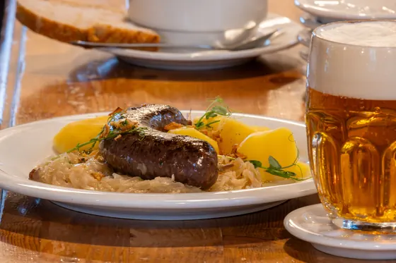 Jelito s bramborem, zelím a pivem v restauraci Čeladná